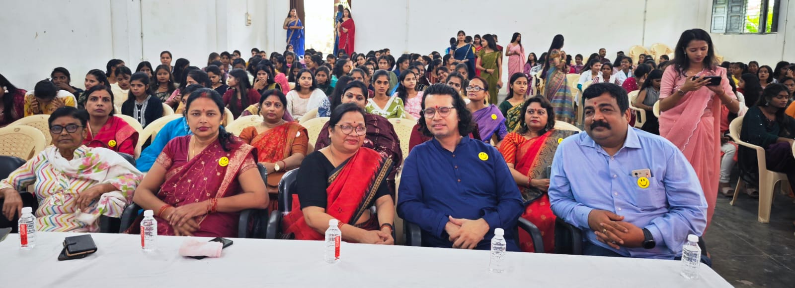 सतरंगी परिधानों में सजी नवचेतना का उत्सव सतरंगी परिधानों में सजी नवचेतना का उत्सव