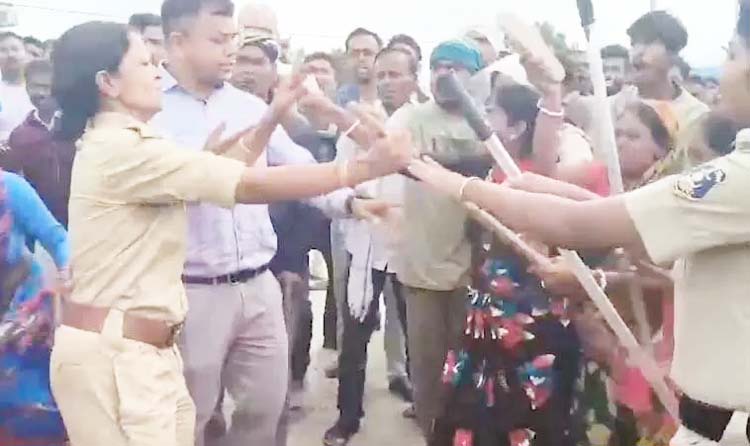 स्‍वास्‍थ्‍यकर्मी को अंत‍िम संस्‍कार के ल‍िए ले जाते समय ग्रामीणों का व‍िरोध