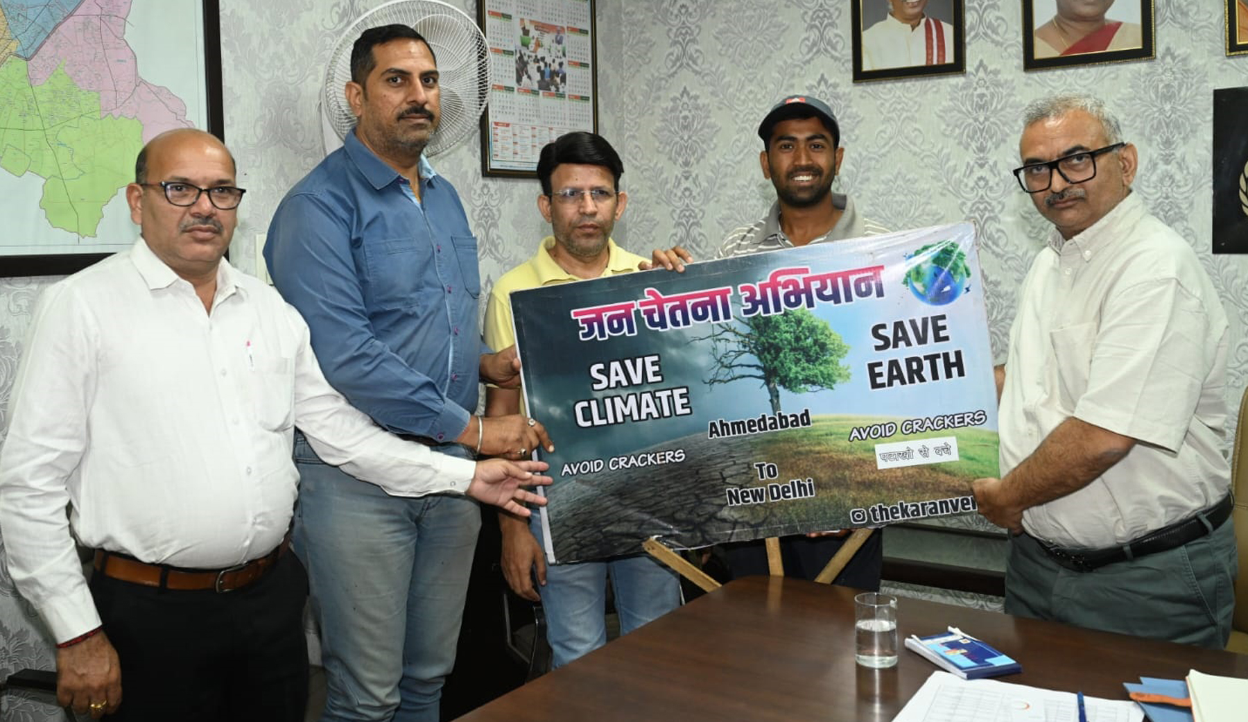 फोटो नंबर-02: गुजरात से गुरुग्राम पहुंचे कर्ण वर्मा के साथ पर्यावरण संरक्षण का संदेश देते अधिकारी। फोटो नंबर-02: गुजरात से गुरुग्राम पहुंचे कर्ण वर्मा के साथ पर्यावरण संरक्षण का संदेश देते अधिकारी।