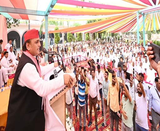 मंच से करहल चुनाव प्रचार में बाेलते हुए अखिलेश यादव मंच से करहल चुनाव प्रचार में बाेलते हुए अखिलेश यादव