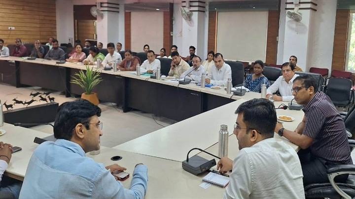 कलेक्टर आशीष सिंह की अध्यक्षता में बैठक कलेक्टर आशीष सिंह की अध्यक्षता में बैठक