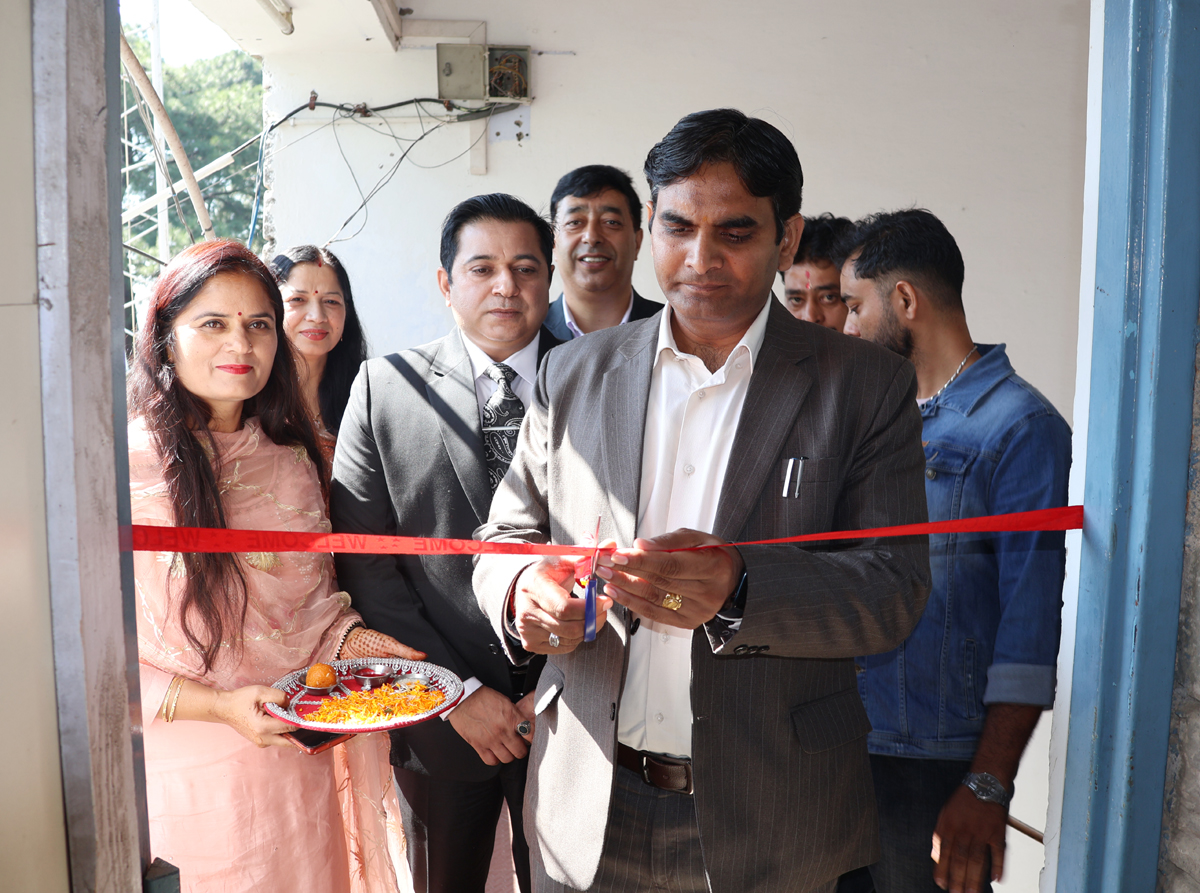 स्कूल शिक्षा बोर्ड परिसर में चाइल्ड केयर सेंटर का शुभारंभ करते हुए बोर्ड अध्यक्ष।