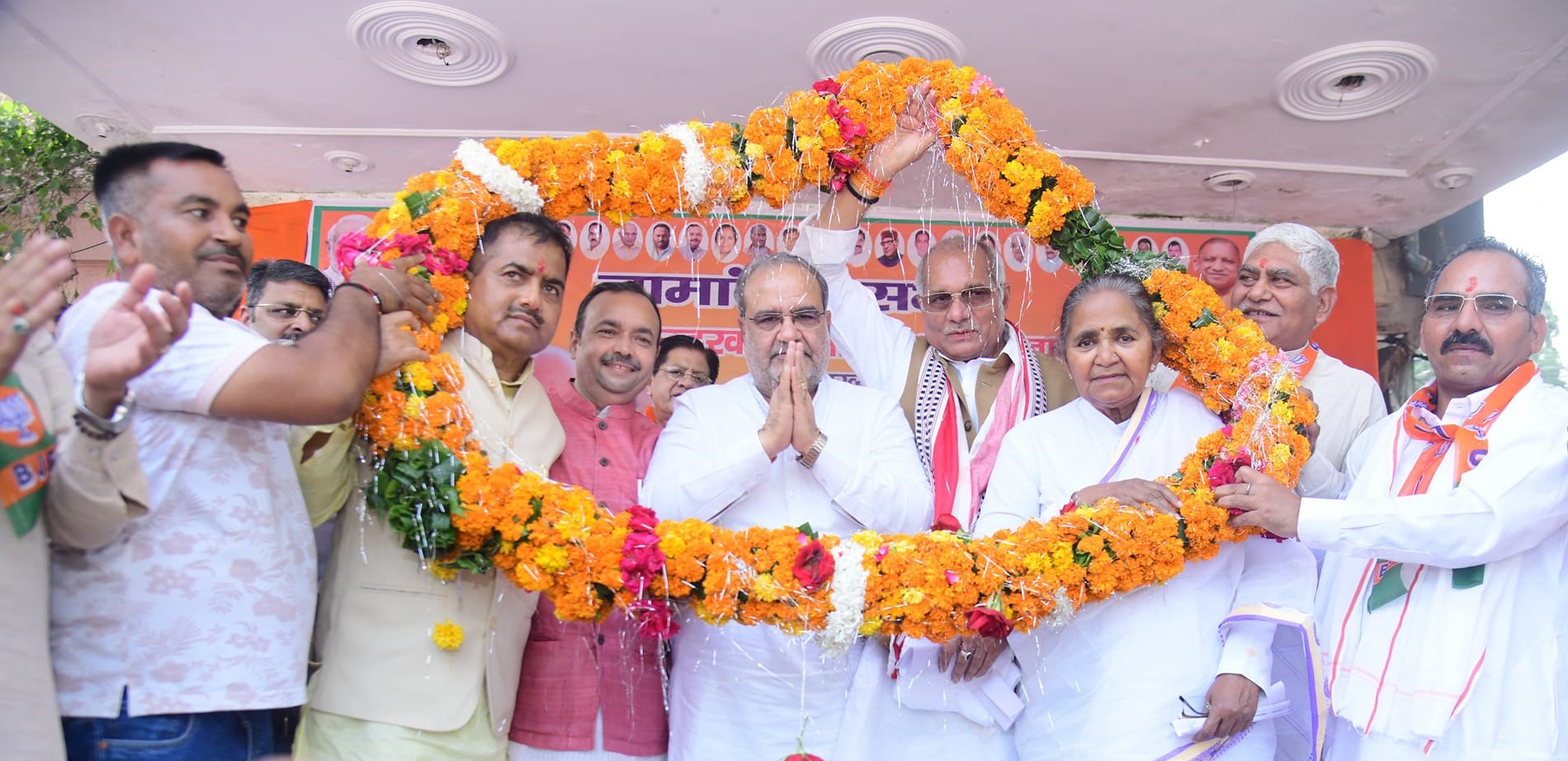 कुंदरकी विधानसभा उपनिर्वाचन में भाजपा उम्मीदवार रामवीर सिंह ठाकुर के नामांकन कार्यक्रम के दौरान भाजपा प्रदेश अध्यक्ष चौधरी भूपेंद्र सिंह अन्य का माल्यार्पण करते भाजपाई। कुंदरकी विधानसभा उपनिर्वाचन में भाजपा उम्मीदवार रामवीर सिंह ठाकुर के नामांकन कार्यक्रम के दौरान भाजपा प्रदेश अध्यक्ष चौधरी भूपेंद्र सिंह अन्य का माल्यार्पण करते भाजपाई।