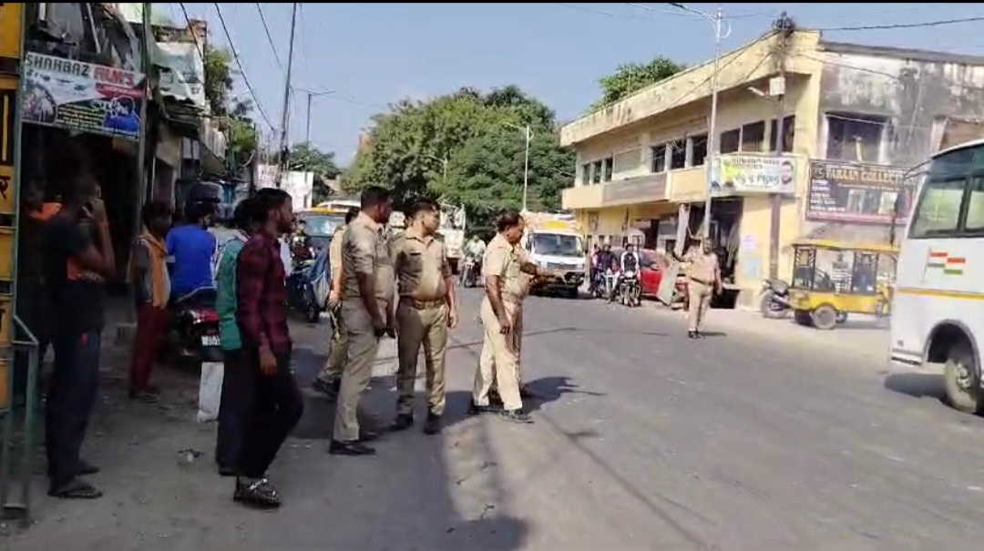 घटनास्थल पर पहुंचे पुलिसकर्मी घटनास्थल पर पहुंचे पुलिसकर्मी