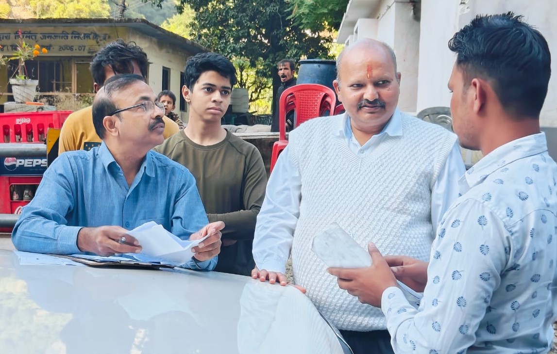 हाइवे पर संयुक्त निरीक्षण करते हुए। हाइवे पर संयुक्त निरीक्षण करते हुए।