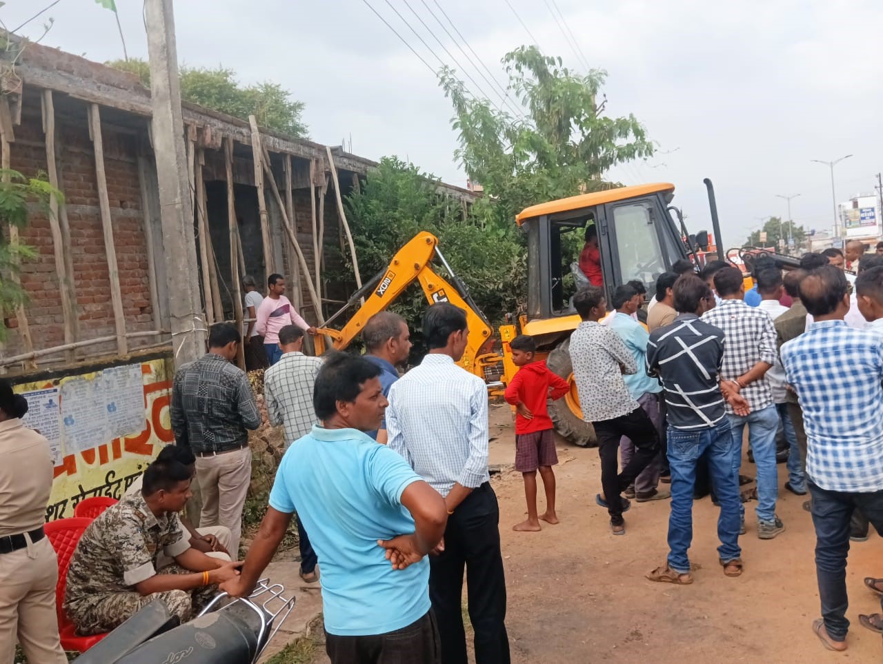 नगर पंचायत भखारा में अतिक्रमण तोड़ते हुए व उपस्थित लोगों की भीड़। नगर पंचायत भखारा में अतिक्रमण तोड़ते हुए व उपस्थित लोगों की भीड़।