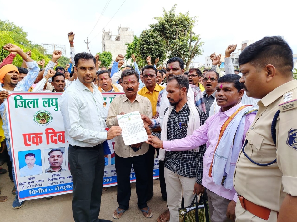 फड़ मुंशी संघ के पदाधिकारी अपनी मांगों को लेकर तहसीलदार सूरज बंछोर को ज्ञापन सौंपते हुए। फड़ मुंशी संघ के पदाधिकारी अपनी मांगों को लेकर तहसीलदार सूरज बंछोर को ज्ञापन सौंपते हुए।