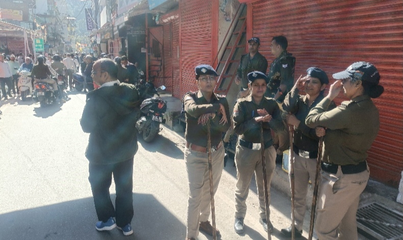 उत्तरकाशी में पुलिस का पहरा। उत्तरकाशी में पुलिस का पहरा।
