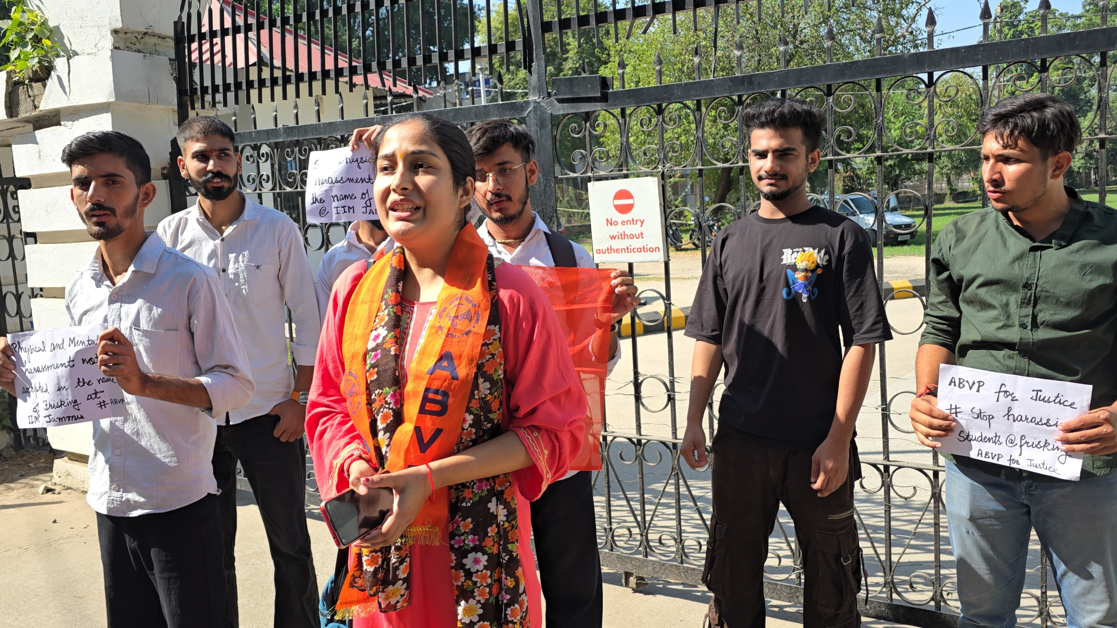 आईआईएम जम्मू के छात्रों की अनुचित तलाशी और शारीरिक संपर्क का आरोप, अभाविप ने की निंदा आईआईएम जम्मू के छात्रों की अनुचित तलाशी और शारीरिक संपर्क का आरोप, अभाविप ने की निंदा