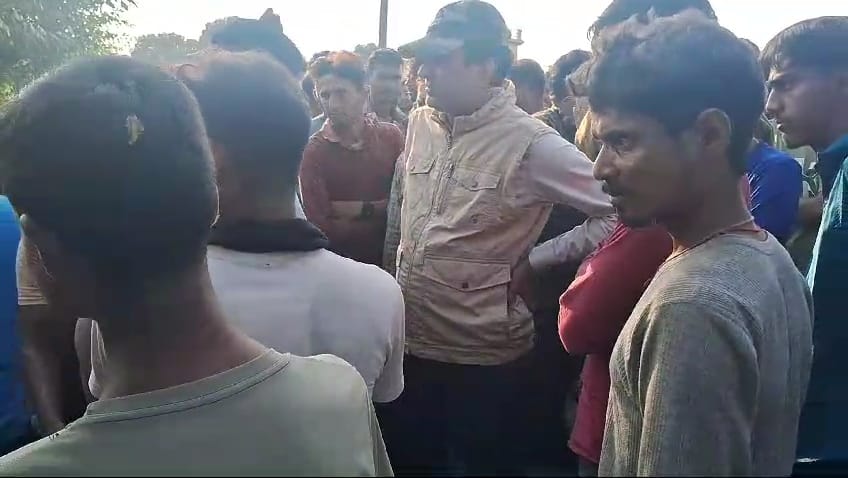 1 गांव केइकट्ठे लोग 2 गुलदार को फोटो 1 गांव केइकट्ठे लोग 2 गुलदार को फोटो