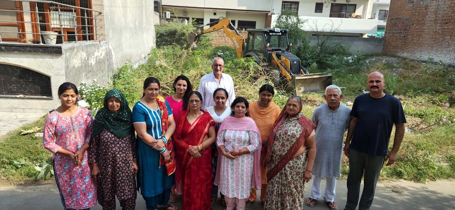 सेक्टर के खाली प्लाट से झाडिय़ां हटाती विभाग द्वारा भेजी गई जेसीबी मशीन व मौजूद सेक्टर निवासी। सेक्टर के खाली प्लाट से झाडिय़ां हटाती विभाग द्वारा भेजी गई जेसीबी मशीन व मौजूद सेक्टर निवासी।