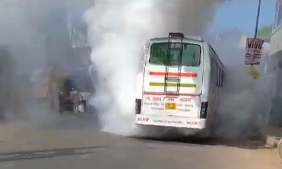 बस में लगी आग की फोटो बस में लगी आग की फोटो