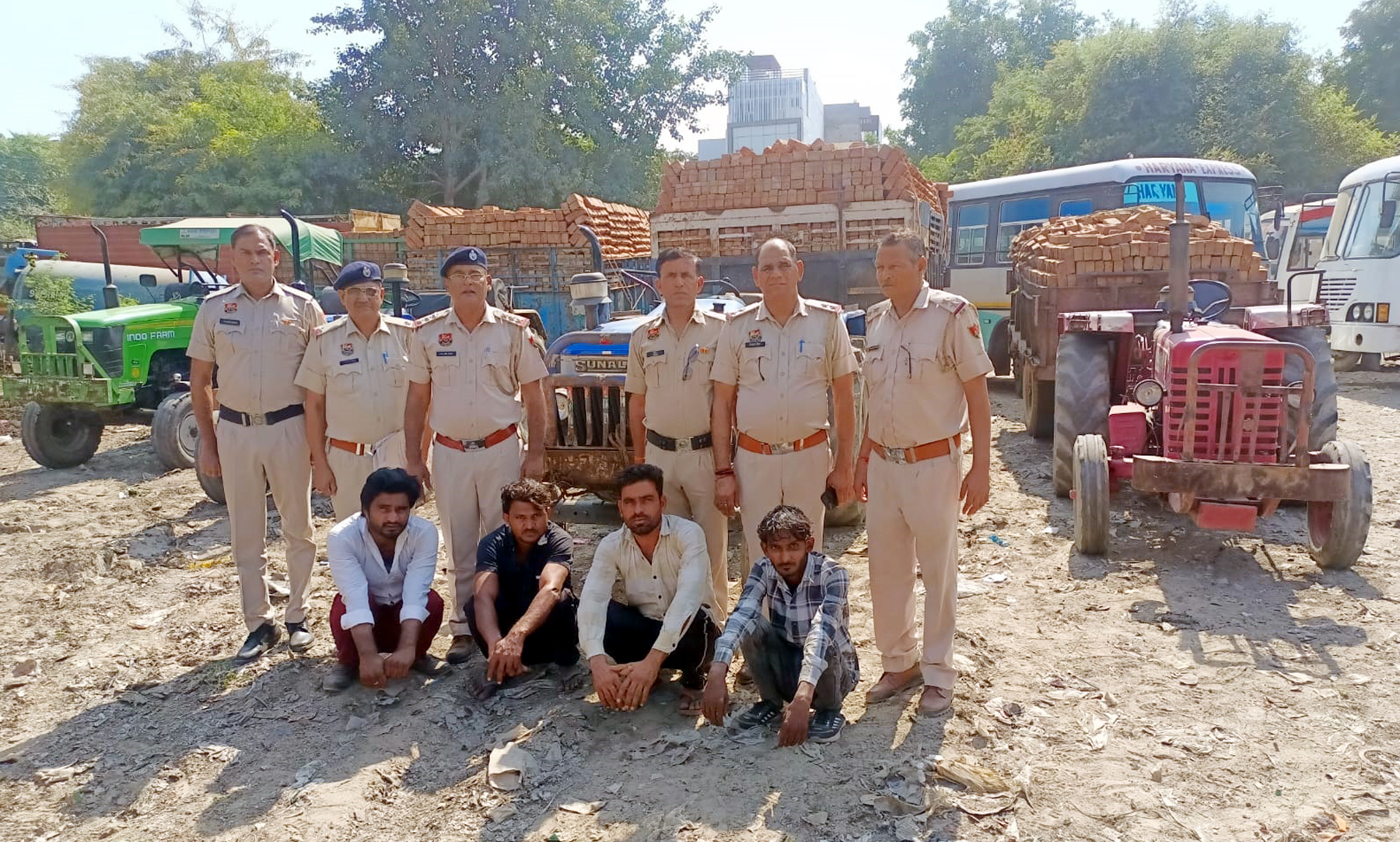 फोटो नंबर-01: गुुरुग्राम में पुलिस द्वारा अवैध मंडी लगाकर ईंट बेचने के आरोप में किए गए काबू। फोटो नंबर-01: गुुरुग्राम में पुलिस द्वारा अवैध मंडी लगाकर ईंट बेचने के आरोप में किए गए काबू।