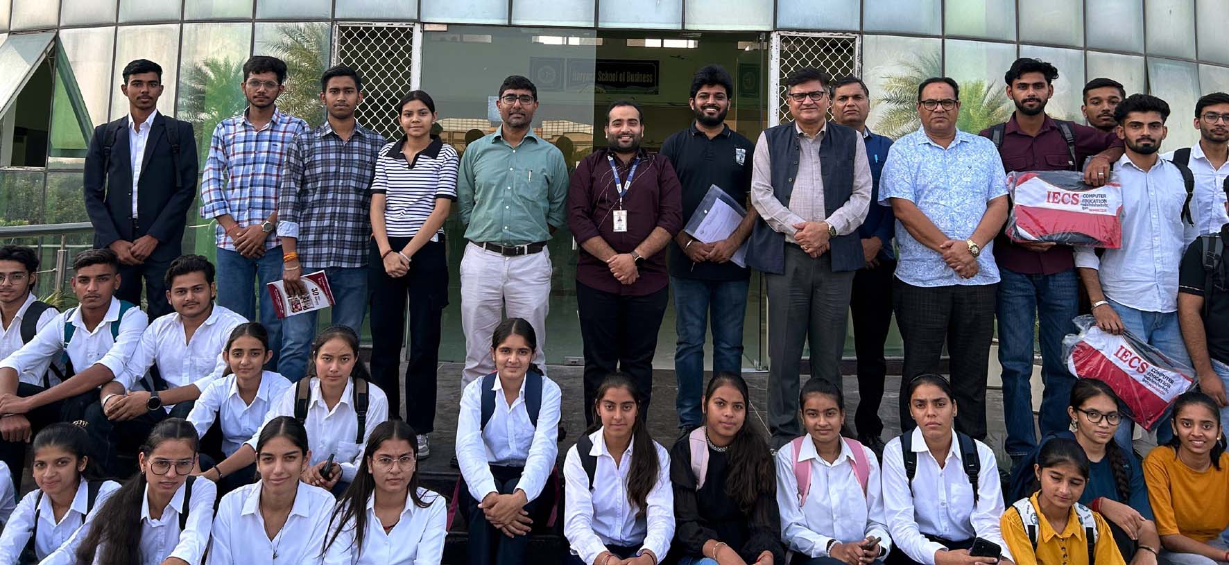 कार्यक्रम में उपस्थित अतिथिगण एवं प्रतिभागी। कार्यक्रम में उपस्थित अतिथिगण एवं प्रतिभागी।