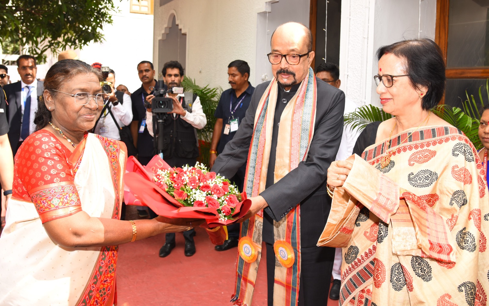 राष्ट्रपति द्रौपदी मुर्मु के राजभवन पहुंचने पर राज्यपाल रमेन डेका आत्मीय स्वागत करते हुए राष्ट्रपति द्रौपदी मुर्मु के राजभवन पहुंचने पर राज्यपाल रमेन डेका आत्मीय स्वागत करते हुए