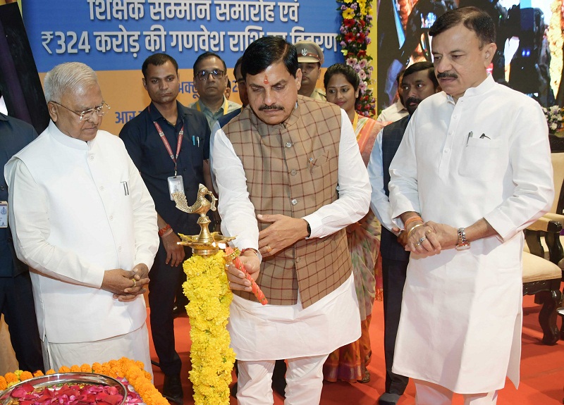 राज्य स्तरीय शिक्षक पुरस्कार समारोह का शुभारंभ करते हुए राज्यपाल और मुख्यमंत्री