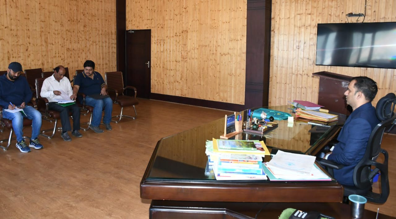 जिला कार्यालय में टेलीकॉम कंपनियों के अधिकारियों के साथ बैठक करते डीएम आशीष भटगांई जिला कार्यालय में टेलीकॉम कंपनियों के अधिकारियों के साथ बैठक करते डीएम आशीष भटगांई