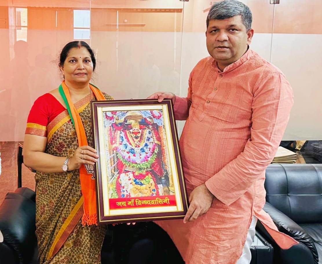 मां विंध्यवासिनी का चित्र भेंट कर सुचिस्मिता मौर्य को अपनी शुभकामनाएं और बधाई देते कैबिनेट मंत्री आशीष पटेल मां विंध्यवासिनी का चित्र भेंट कर सुचिस्मिता मौर्य को अपनी शुभकामनाएं और बधाई देते कैबिनेट मंत्री आशीष पटेल