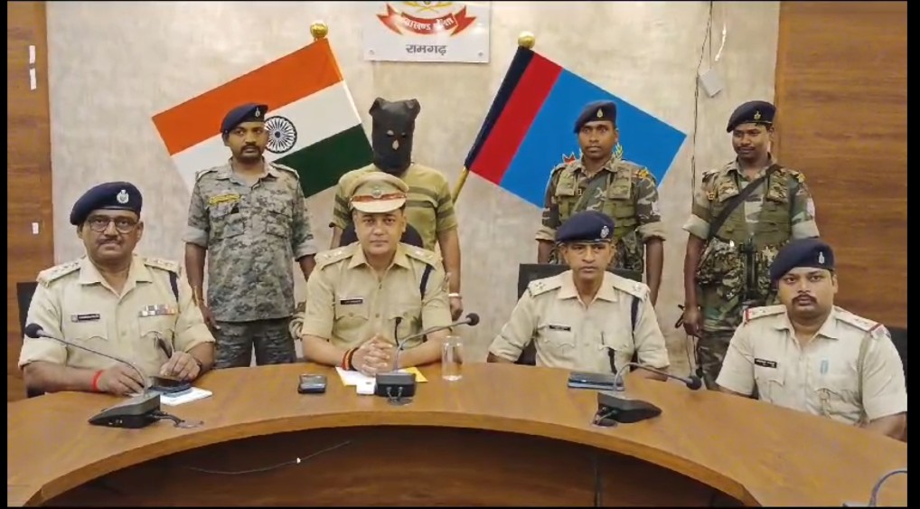 प्रेस कॉन्फ्रेंस करते एसपी अजय कुमार प्रेस कॉन्फ्रेंस करते एसपी अजय कुमार