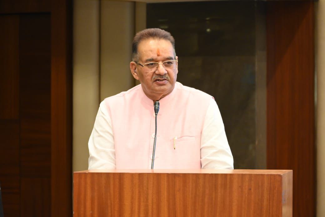 प्रधानमंत्री आवास योजना पर मानक मंथन कार्यक्रम में बाेलते ग्राम्य विकास मंत्री गणेश जोशी। प्रधानमंत्री आवास योजना पर मानक मंथन कार्यक्रम में बाेलते ग्राम्य विकास मंत्री गणेश जोशी।