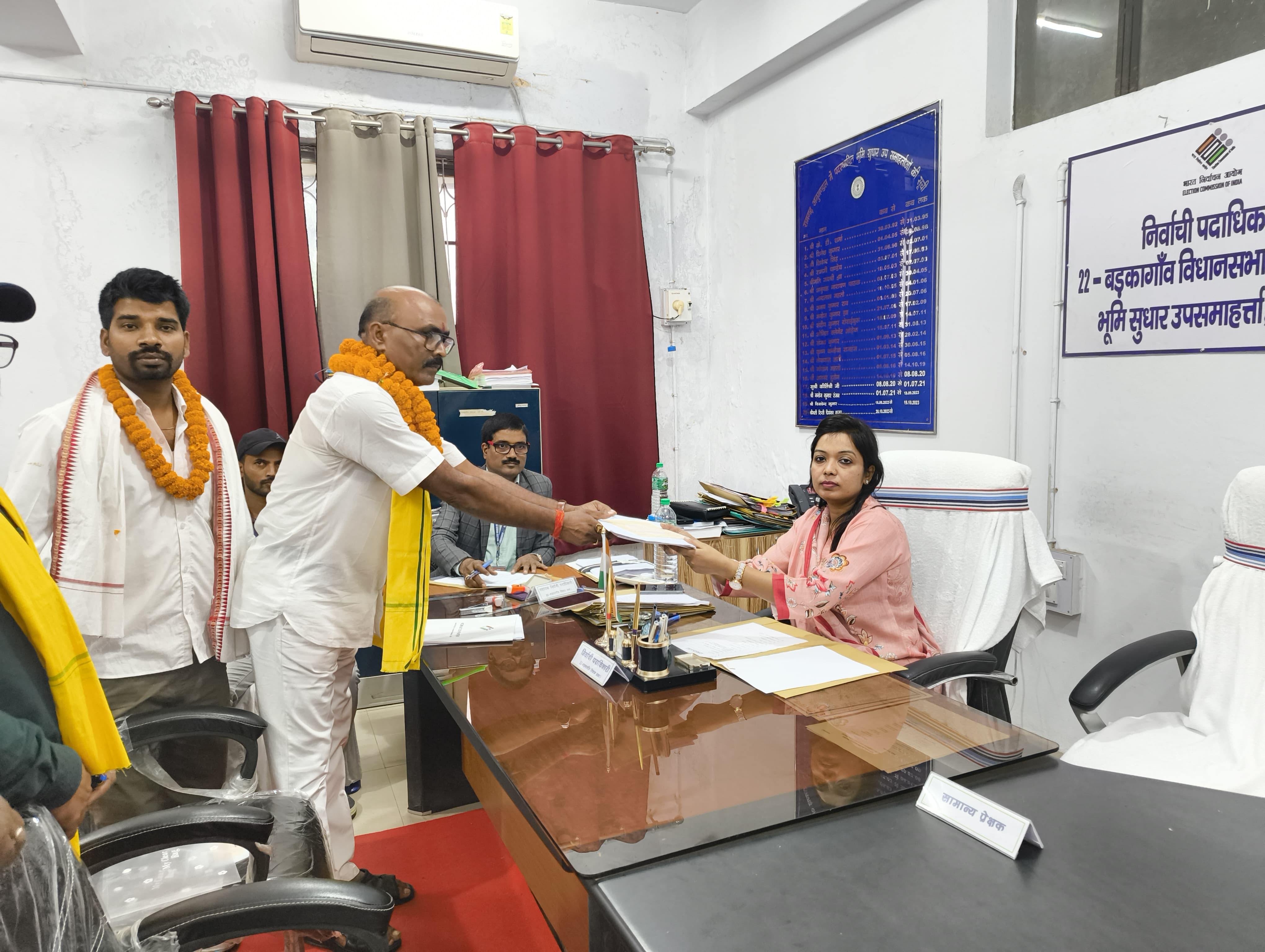 नामांकन करते जेएलकेएम के उम्मीदवार बालेश्वर कुमार नामांकन करते जेएलकेएम के उम्मीदवार बालेश्वर कुमार
