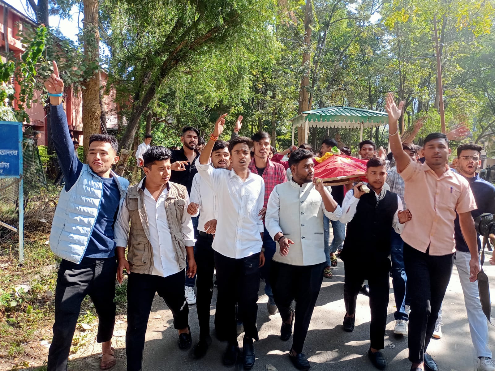 पंडित बीडी पांडेय परिसर में उच्च शिक्षा मंत्री धन सिंह रावत की प्रतीकात्मक शव यात्रा निकालते छात्र नेता पंडित बीडी पांडेय परिसर में उच्च शिक्षा मंत्री धन सिंह रावत की प्रतीकात्मक शव यात्रा निकालते छात्र नेता