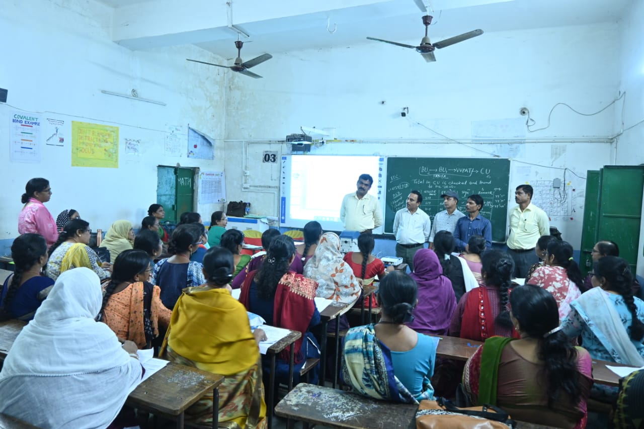 प्रशिक्षण देते मुख्य चुनाव पदाधिकारी