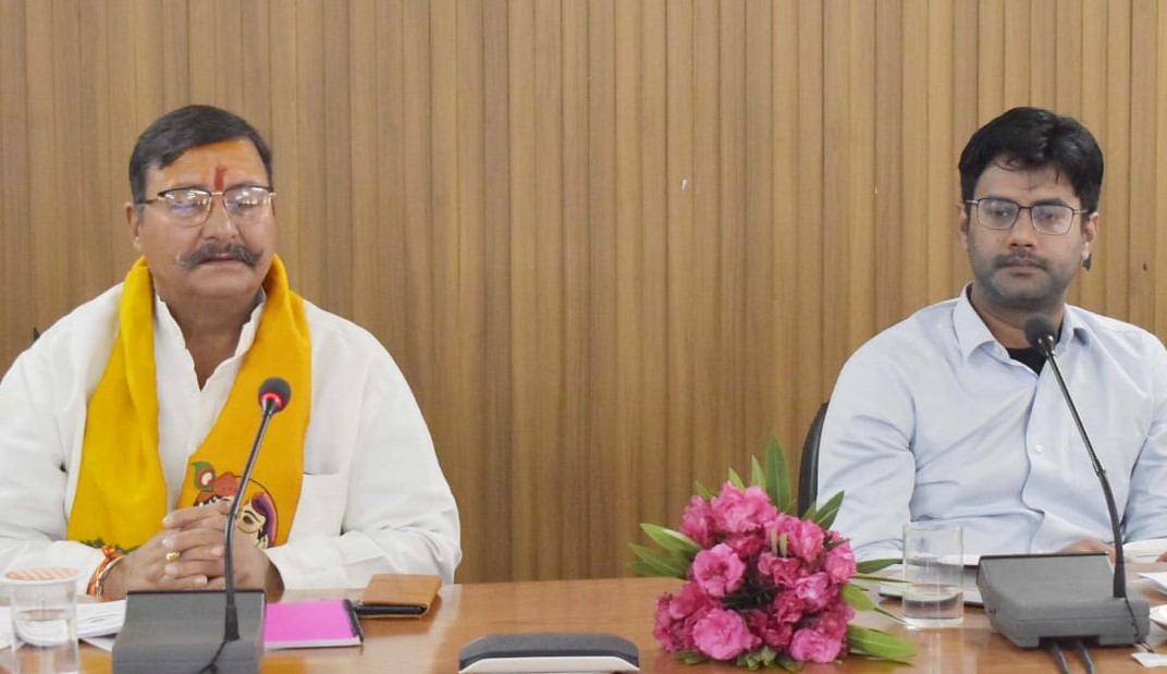गोपेश्वर में गोवंश समिति की बैठक लेते हुए। गोपेश्वर में गोवंश समिति की बैठक लेते हुए।