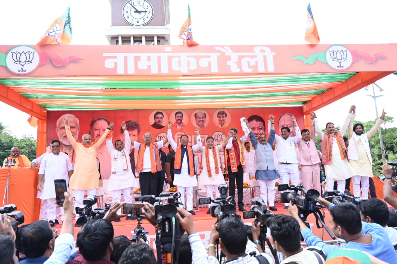 नामांकन रैली में मंच पर उपस्थित मुख्यमंत्री और भाजपा नेता नामांकन रैली में मंच पर उपस्थित मुख्यमंत्री और भाजपा नेता