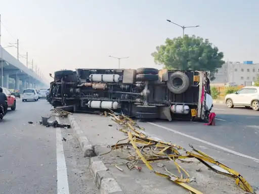 नेशनल हाईवे पर पलटा हुआ कंटेनर। नेशनल हाईवे पर पलटा हुआ कंटेनर।