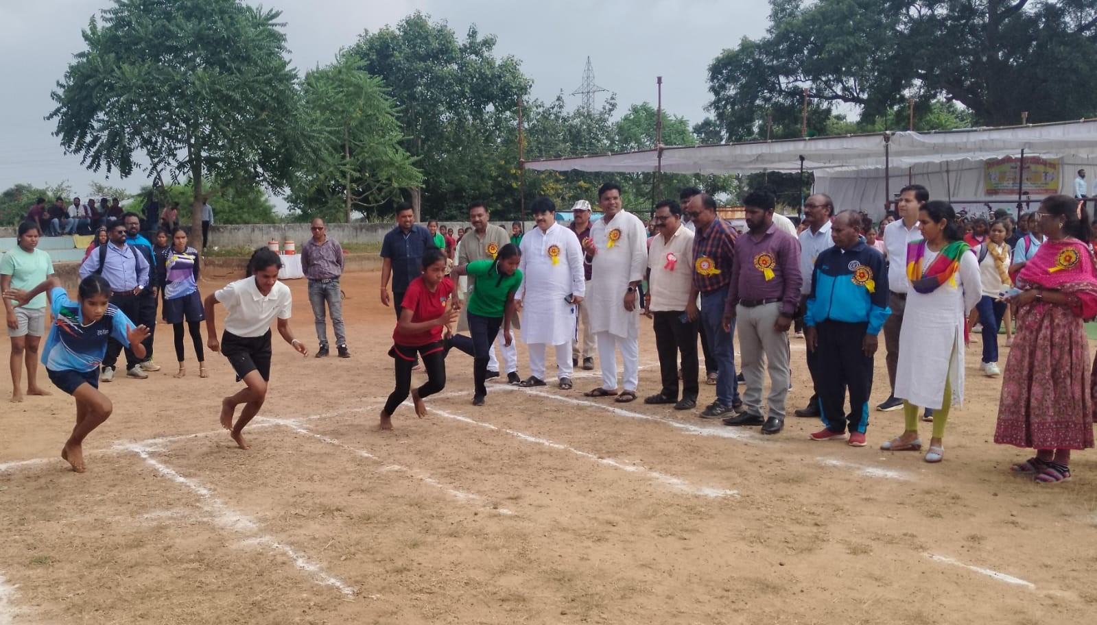 रूद्री में आयोजित जिला स्तरीय महिला खेलकूद स्पर्धा का अतिथियों ने सिटी बजाकर शुभारंभ करते हुए। रूद्री में आयोजित जिला स्तरीय महिला खेलकूद स्पर्धा का अतिथियों ने सिटी बजाकर शुभारंभ करते हुए।