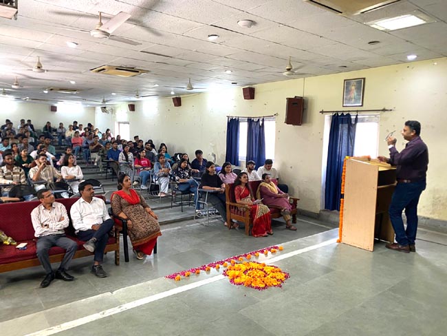 सम्बोधित करते सम्बोधित करते