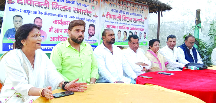 पत्रकारों को जानकारी देते कांग्रेसी नेता पत्रकारों को जानकारी देते कांग्रेसी नेता