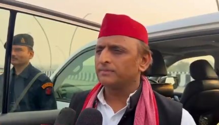 लखनऊ जाते समय रास्ते में पत्रकारों से बातचीत करते अखिलेश यादव लखनऊ जाते समय रास्ते में पत्रकारों से बातचीत करते अखिलेश यादव