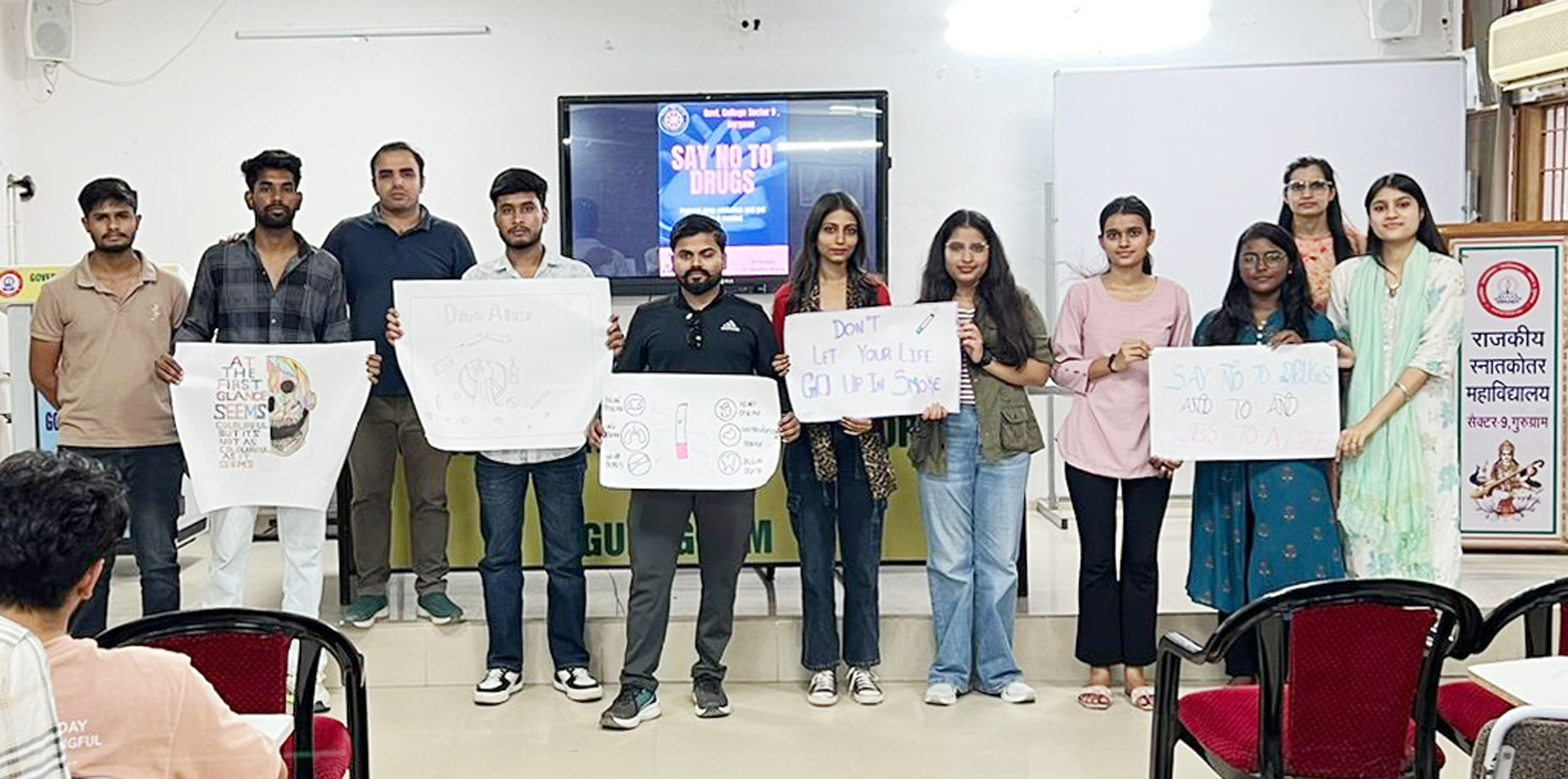 फोटो नंबर-04: सेक्टर-9 स्थित राजकीय महाविद्यालय में स्लोगन लिखो प्रतियोगिता में लिखे गए स्लोगन दिखात प्रतिभागी। फोटो नंबर-04: सेक्टर-9 स्थित राजकीय महाविद्यालय में स्लोगन लिखो प्रतियोगिता में लिखे गए स्लोगन दिखात प्रतिभागी।