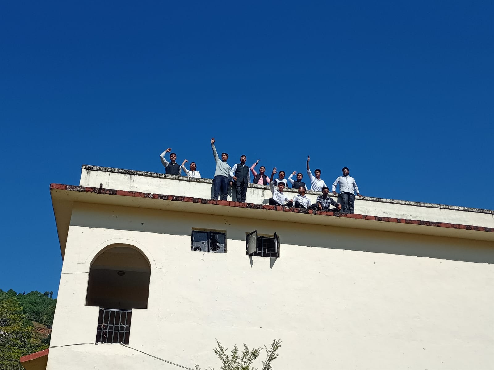 पंडित बीडी पांडेय परिसर में छात्र संघ चुनाव कराने की मांग को लेकर छत पर चढ़कर  प्रदर्शन करते छात्र नेता