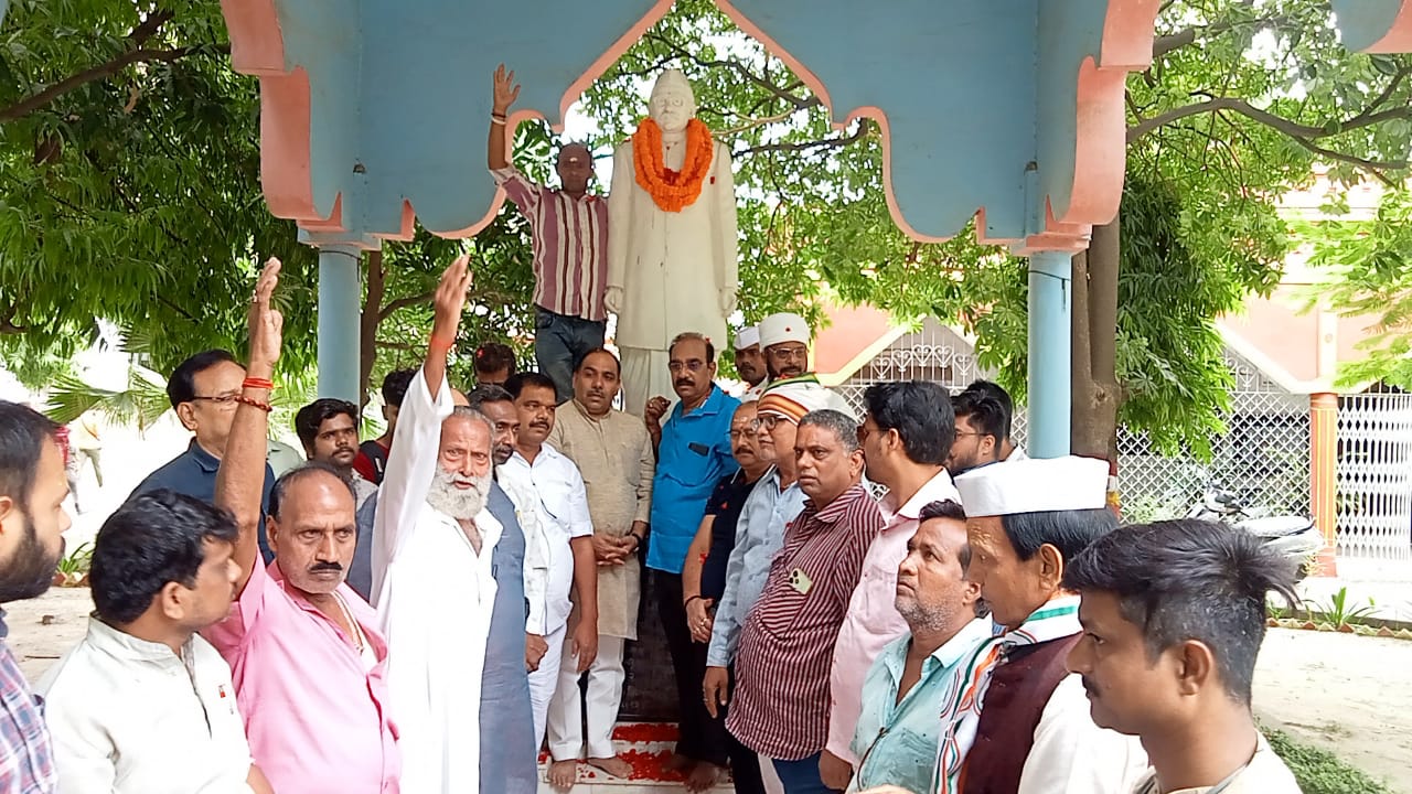 —डॉ संपूर्णानंद के मूर्ति पर पुष्प अर्पित करते कांग्रेसी : फोटो बच्चा गुप्ता —डॉ संपूर्णानंद के मूर्ति पर पुष्प अर्पित करते कांग्रेसी : फोटो बच्चा गुप्ता