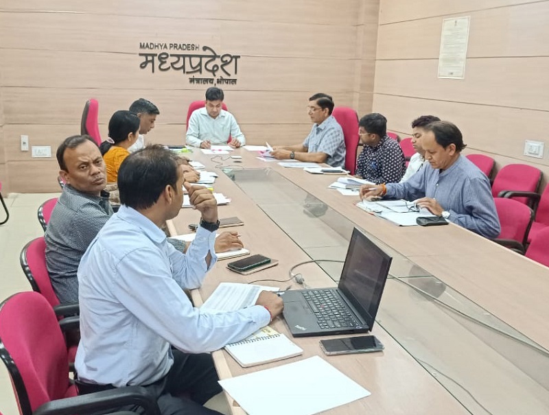 विभागीय योजनाओं की समीक्षा करते हुए आयुक्त सौरभ सुमन विभागीय योजनाओं की समीक्षा करते हुए आयुक्त सौरभ सुमन