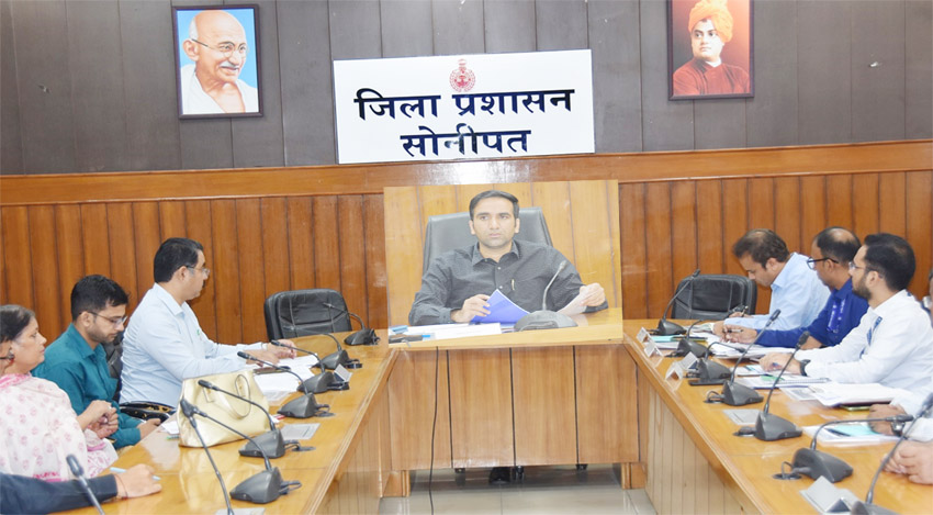 25 Snp-             4    सोनीपत: उपायुक्त डॉ. मनोज कुमार बैंक अधिकारियों         को निर्देश देते हुए।