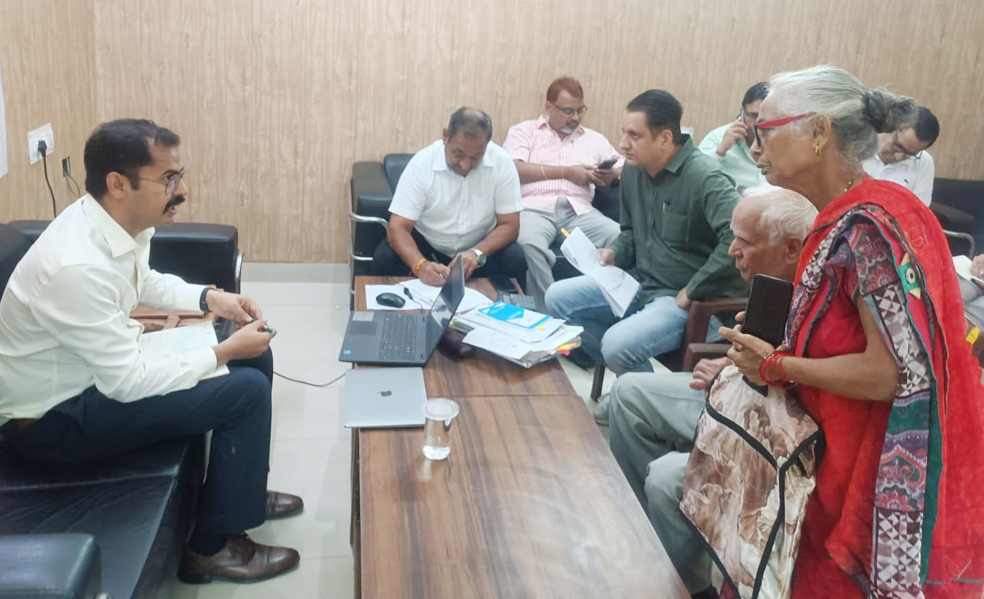 25 Snp-4 सोनीपत: नगर निगम आयुक्त विश्राम मीणा समाधान शिविर में लोगों की सुनवाई करते हुए। 25 Snp-4 सोनीपत: नगर निगम आयुक्त विश्राम मीणा समाधान शिविर में लोगों की सुनवाई करते हुए।