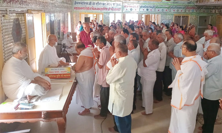 25 Snp- सोनीपत: राष्ट्र संत डॉ. श्री मणिभद्र मुनि जी महाराज से आशीर्वाद लेते हुए श्रावक 25 Snp- सोनीपत: राष्ट्र संत डॉ. श्री मणिभद्र मुनि जी महाराज से आशीर्वाद लेते हुए श्रावक