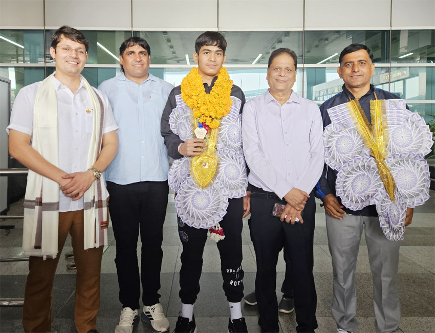 जॉर्जिया के बाटुमी शहर में आयोजित इंटरनेशनल वुशु कप में दिल्ली एयरपोर्ट पर हर्ष का स्वागत दिल्ली के सांसद रामवीर सिंह बिदूडी, महम के पूर्व विधायक बलराज कुंडू, जॉर्जिया के बाटुमी शहर में आयोजित इंटरनेशनल वुशु कप में दिल्ली एयरपोर्ट पर हर्ष का स्वागत दिल्ली के सांसद रामवीर सिंह बिदूडी, महम के पूर्व विधायक बलराज कुंडू,