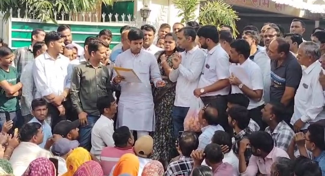 सेक्टर रोड़ से प्रभावित बारह कॉलोनियों के परिवारों ने किया धरना-प्रदर्शन सेक्टर रोड़ से प्रभावित बारह कॉलोनियों के परिवारों ने किया धरना-प्रदर्शन