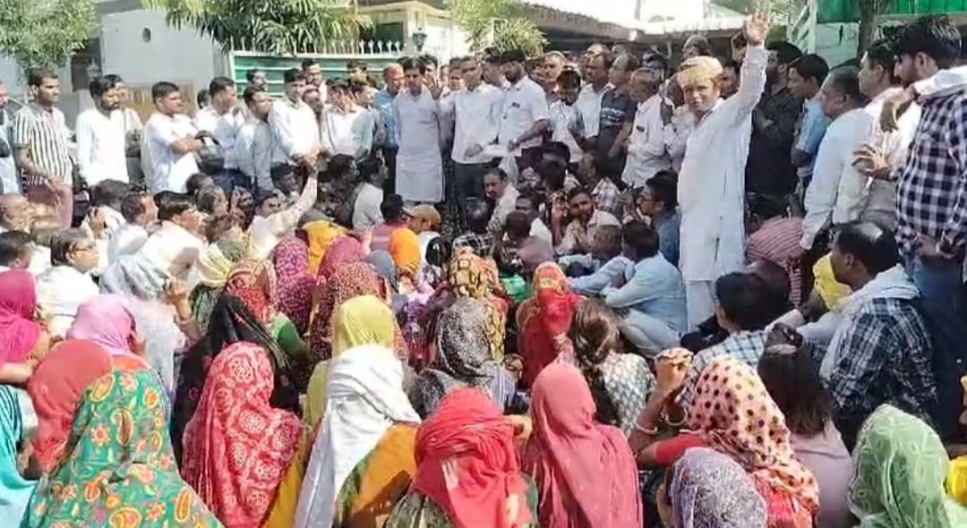 सेक्टर रोड़ से प्रभावित बारह कॉलोनियों के परिवारों ने किया धरना-प्रदर्शन सेक्टर रोड़ से प्रभावित बारह कॉलोनियों के परिवारों ने किया धरना-प्रदर्शन