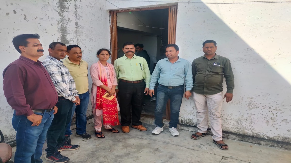महिला सरपंच पर कार्रवाई करने वाली लाेकायुक्त टीम महिला सरपंच पर कार्रवाई करने वाली लाेकायुक्त टीम