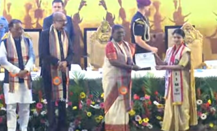 राष्ट्रपति ने किया मेधावी विद्यार्थियों को सम्मानित राष्ट्रपति ने किया मेधावी विद्यार्थियों को सम्मानित