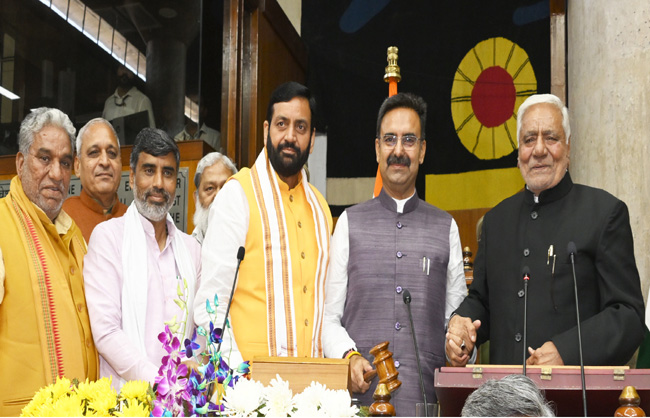 हरियाणा विधानसभा में प्राेटेम स्पीकर काे पदभार ग्रहण करवाते सीएम व प्राेटेम स्पीकर हरियाणा विधानसभा में प्राेटेम स्पीकर काे पदभार ग्रहण करवाते सीएम व प्राेटेम स्पीकर