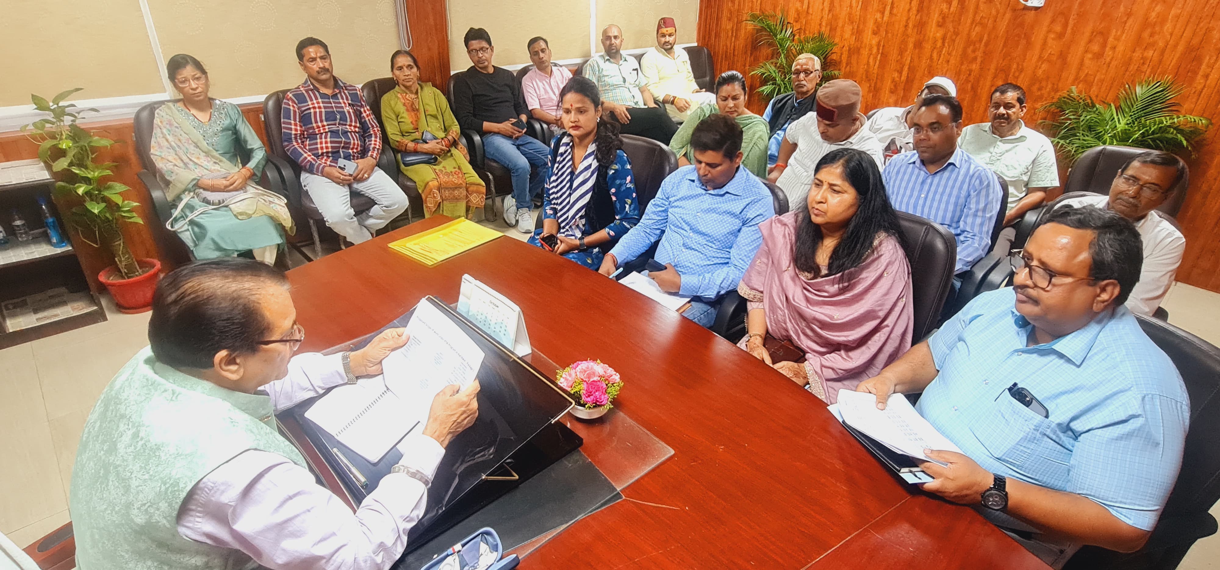 शहरी मंत्री ने की विकास कार्यों की समीक्षा शहरी मंत्री ने की विकास कार्यों की समीक्षा