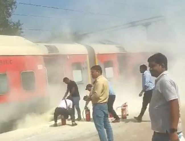 खजुराहो-उदयपुर एक्सप्रेस के एसी कोच में उठा धुआं खजुराहो-उदयपुर एक्सप्रेस के एसी कोच में उठा धुआं