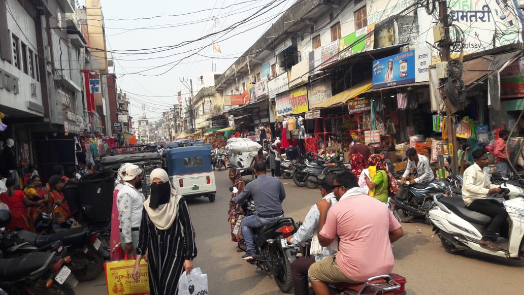 ग्राहकों के चलते शहर के बाजार में लग रही है भीड़।
